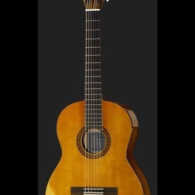 Guitarra acústica clássica de madeira clara com detalhes escuros