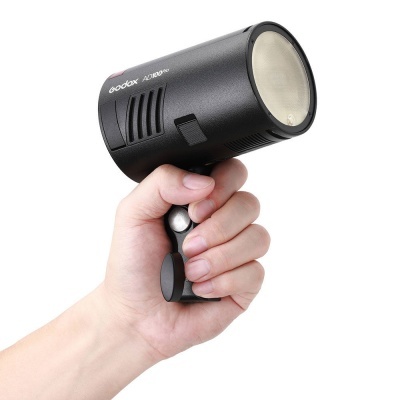 Luz de estúdio fotográfico Godox AD200Pro preta empunhada