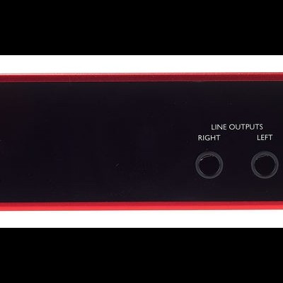Interface de áudio preta e vermelha Focusrite com saídas de linha e conector USB