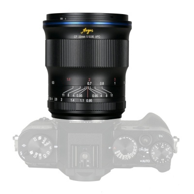 Lente de câmara negra com anel azul e texto amarelo