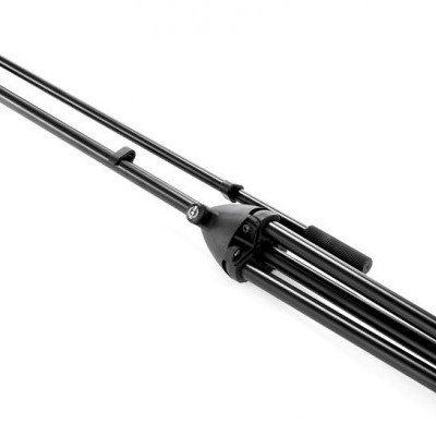 Tripé preto de metal com pernas e hastes ajustáveis