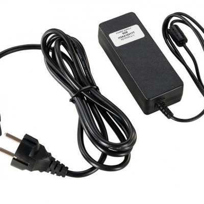 Carregador elétrico preto com cabo longo e ficha europeia