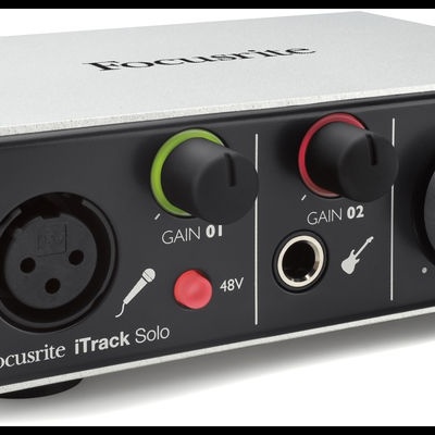 Interface áudio Focusrite iTrack Solo com botões, conexões e texto visível