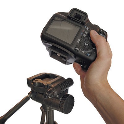 Câmara digital preta a ser colocada num tripé preto sobre fundo branco