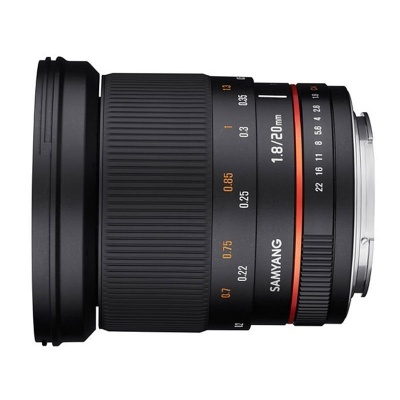 Objetiva fotográfica preta Samyang 1.8/20 mm com anel de focagem manual e marcações em branco e laranja.