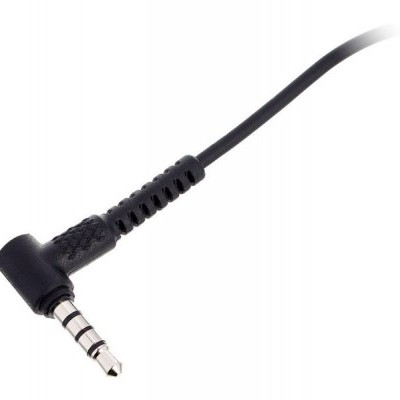 Cabo de áudio preto com conector jack 3,5 mm em ângulo