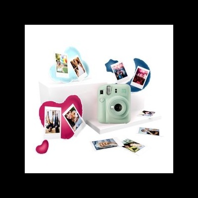 Câmara instantânea verde-água com fotografias em suportes coloridos em forma de coração