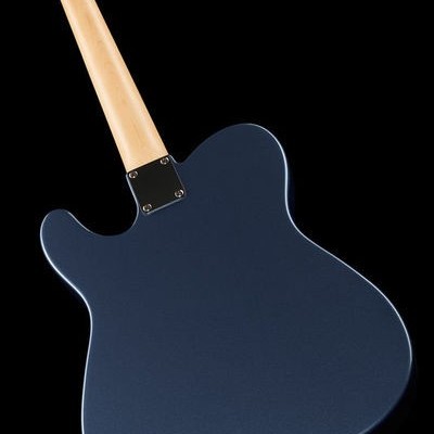 Parte traseira de guitarra elétrica azul com braço de madeira clara