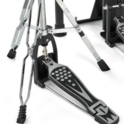 Pedal de bumbo para bateria com estrutura metálica prateada e borracha preta.