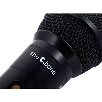 Microfone preto com grelha metálica e inscrição the t.bone