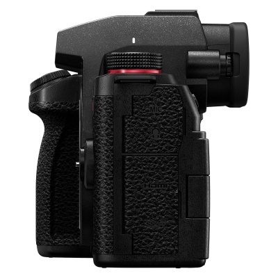 Câmara fotográfica preta vista de lado com textura e botões.