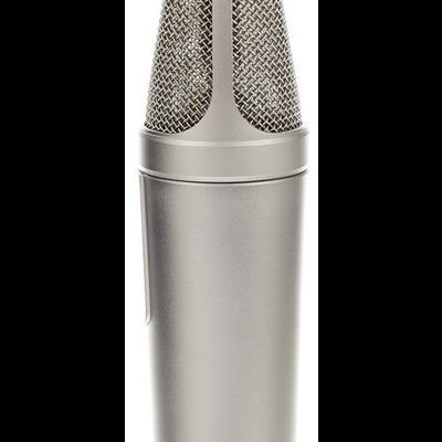 Microfone condensador prateado com corpo e grelha metálicos