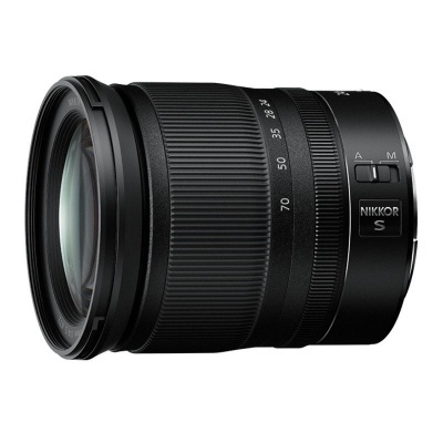 Objectiva de câmara fotográfica Nikon preta com anéis de ajuste e texto NIKKOR S