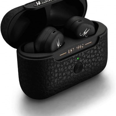 Auriculares sem fios Marshall negros em estojo preto tipo couro com inscrição EST 1962