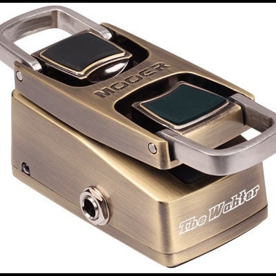 Pedal de efeito para guitarra dourado com texto The Wahter e botões pretos Mooer
