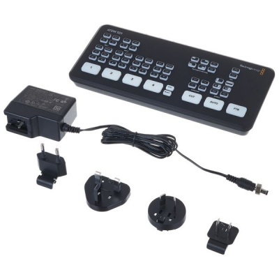 Comando remoto preto com adaptadores de tomada variados