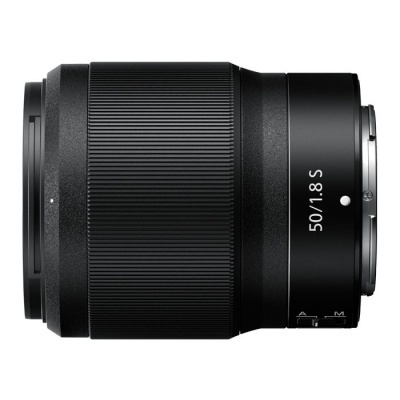 Lente de câmara preta com foco corrugado e inscrições 50/1.8 S