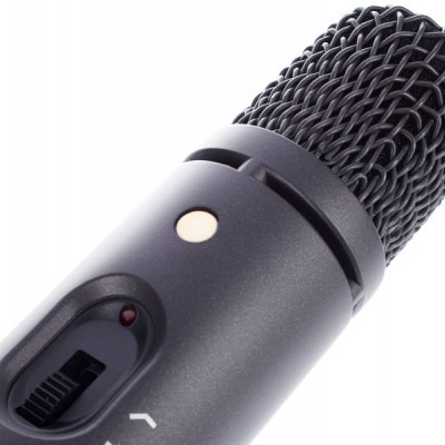 Microfone preto com grade metálica e botão deslizante