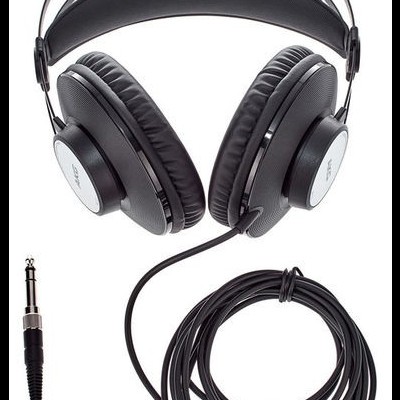 Headphones pretos com cabo e conector 6,35 mm