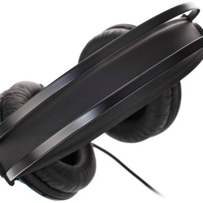 Auscultadores preto com almofadas acolchoadas em couro sintético