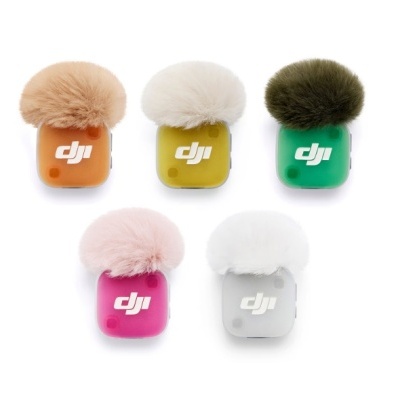 Cinco microfones DJI coloridos com tampas de espuma coloridas sobre fundo branco