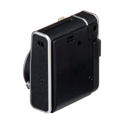 Câmara fotográfica compacta preta com detalhes prateados e textura rugosa