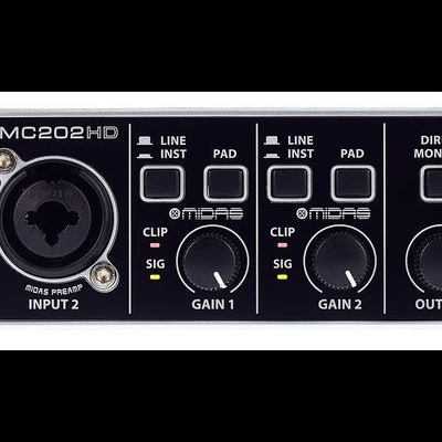 Interface de áudio U-PHORIA UMC202HD preta com entradas XLR/TRS e botões de controlo