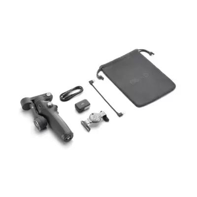 Kit de estabilizador DJI Osmo com acessórios sobre fundo branco