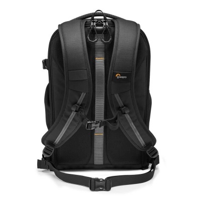 Mochila preta Lowepro vista de trás com alças acolchoadas e correias ajustáveis.