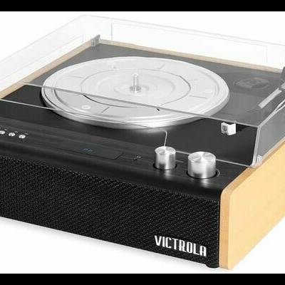toca-discos marca Victrola com tampa transparente e acabamento em madeira