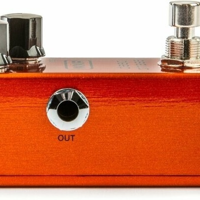 pedal de efeito para guitarra laranja com botões pretos e entrada OUT