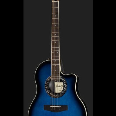 Guitarra acústica azul com detalhes decorativos e texto 'Harley Benton'