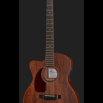 Guitarra acústica castanha escura com cutaway e cordas metálicas