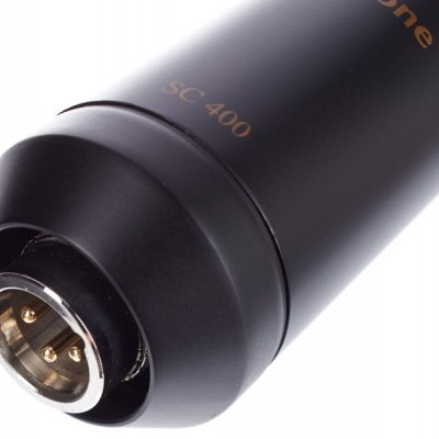 Microfone de mão preto com conector metálico e texto SC 400