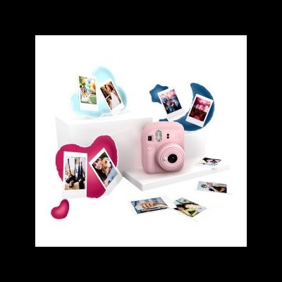 Câmara instantânea cor-de-rosa com fotografias e suportes de coração coloridos.