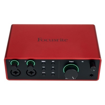 Interface de áudio Focusrite vermelha com botões de volume iluminados e entrada para auscultadores