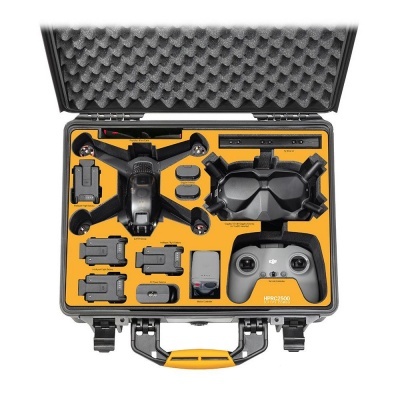 mala de transporte com drone, comando, óculos VR e baterias organizados