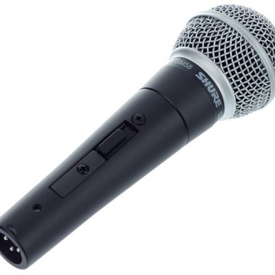 Microfone Shure SM58 preto e prateado isolado
