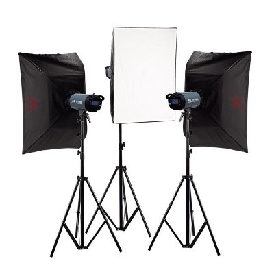 Conjunto de iluminação para estúdio fotográfico com softboxes e caixa de luz em tripés.