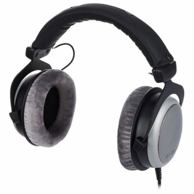 Auscultadores over-ear cinza e preto com cabo