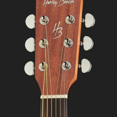 Cabeça de guitarra acústica Harley Benton em madeira com afinadores prateados.