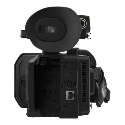 Câmara de vídeo profissional preta com visor aberto e conectores visíveis