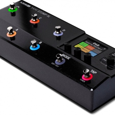 Pedaleira de guitarra BOSS FX STOMPL-XL preta com botões coloridos e ecrã digital