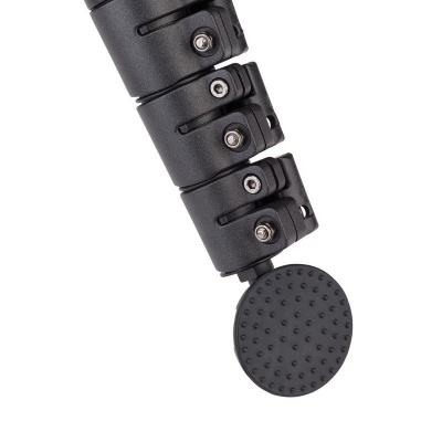 Dispositivo preto articulado com disco circular saliente e parafusos