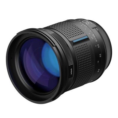 Lente fotográfica preta com detalhes em azul e marcação 30