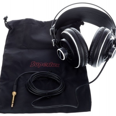 Auscultadores pretos com cabo e saco de transporte preto com logótipo vermelho