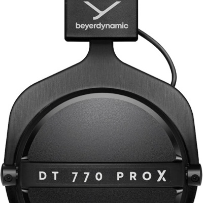 Auricular preto beyerdynamic com almofada circular e texto DT 770 PRO X