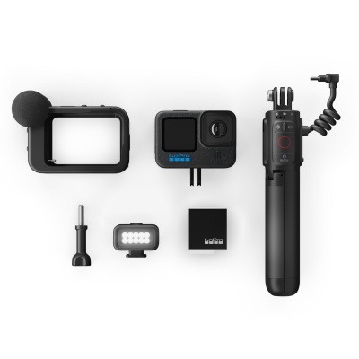Equipamento GoPro preto com acessórios sobre fundo branco