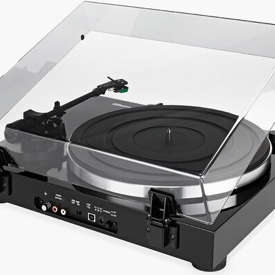 Gira-discos preto com tampa transparente e conexões traseiras