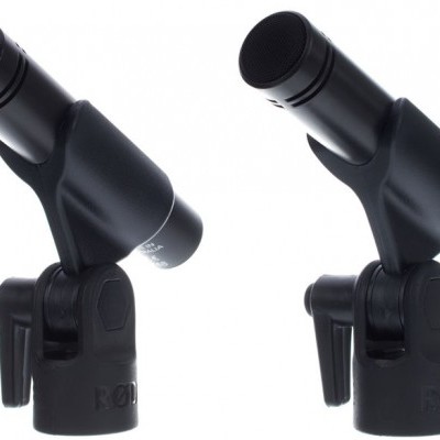 Dois microfones RODE pretos com suportes em fundo branco